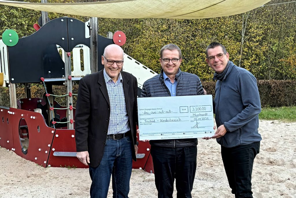Von links: Rainer Braulik (Stadtwerke Murrhardt), Ronald Pfitzer, Ralf Wallau (Förderverein Freibad Murrhardt) bei der Spendenübergabe im Murrhardter Freibad. – Foto: Förderverein Freibad Murrhardt