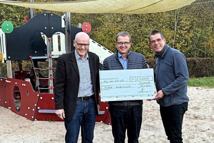 3200 Euro für den Kinderbereich des Freibads – Spende von Ronald Pfitzer